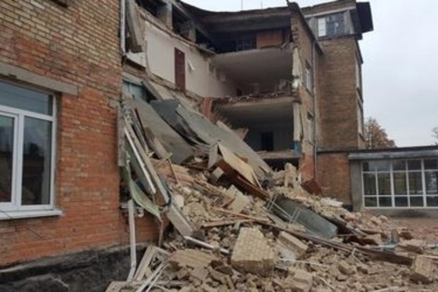 У школі на Київщині обвалилася стіна: Гройсман доручив навести лад