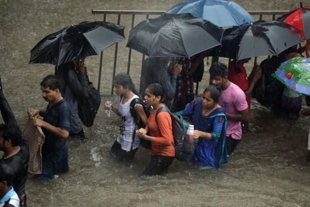 Найбільше місто Індії паралізоване через сильну повінь
