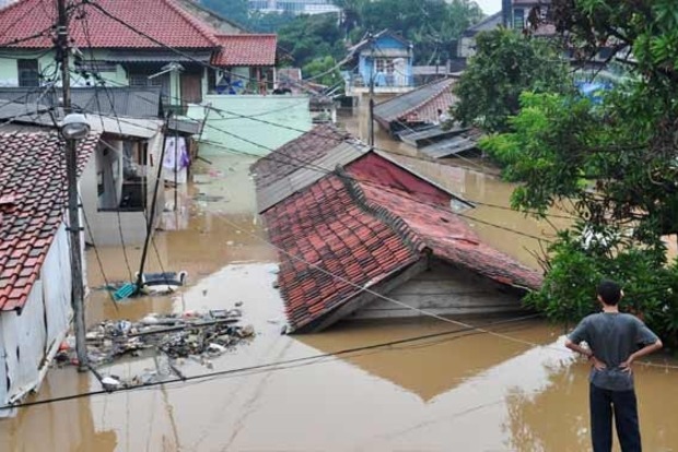 Во время наводнения в Индонезии погибли 24 человека, еще 26 пропали без вести