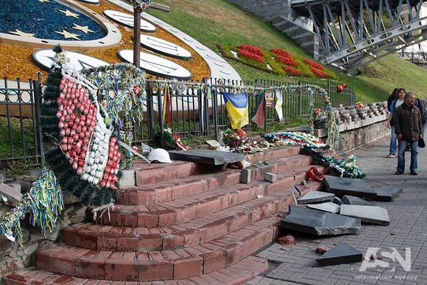 Вандал разрушил памятник Героям Небесной сотни в Киеве, толпа пыталась устроить самосуд