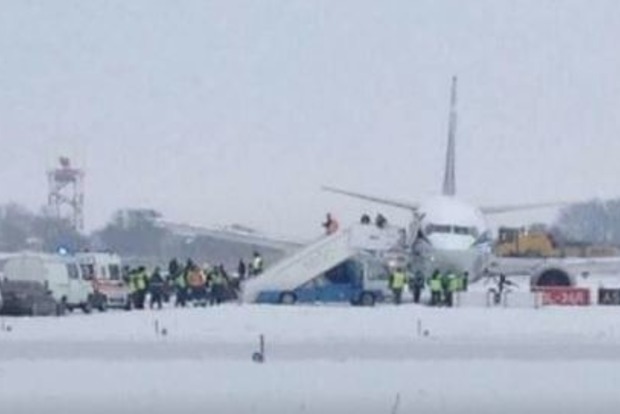 Самолет снесло с полосы в «Борисполе». Аэропорт закрыт