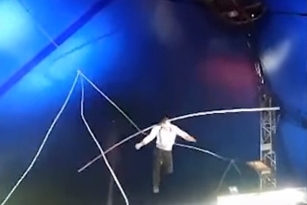 Российский канатоходец, выполняя трюк, сорвался из-под купола (видео 18+)