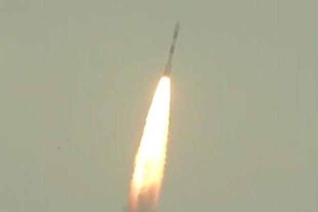 Индийская ракета успешно вывела на земную орбиту восемь спутников
