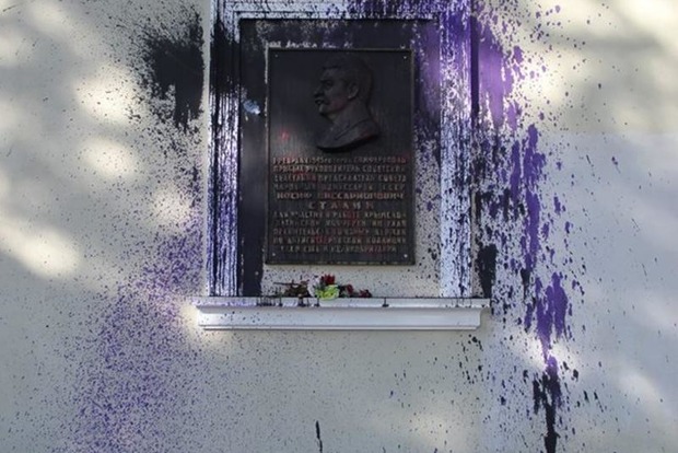 В окупованому РФ Криму меморіальну дошку Сталіна облили фарбою