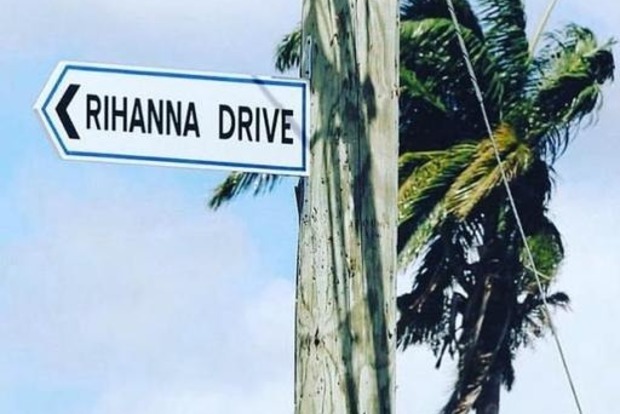 Именем Рианны назвали улицу, где певица прожила 16 лет