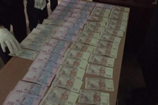 Столичный чиновник погорел на взятке в 10 тысяч гривен