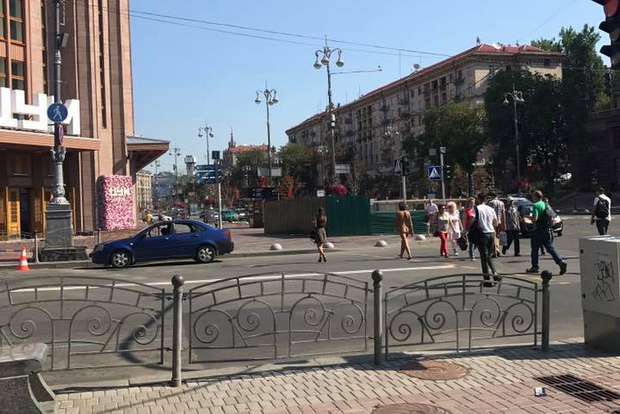 Вот что делает жара: по Киеву гуляет голая девушка