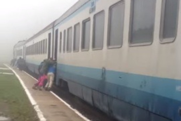 Что-то пошло не так: на Закарпатье пассажиры толкали поезд