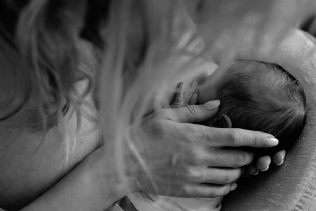 Лобода показала, як годує груддю новонароджену дочку