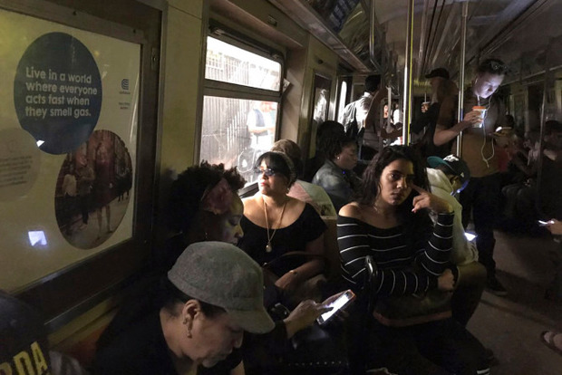 В метро Нью-Йорка поезд сошел с рельсов. Много пострадавших