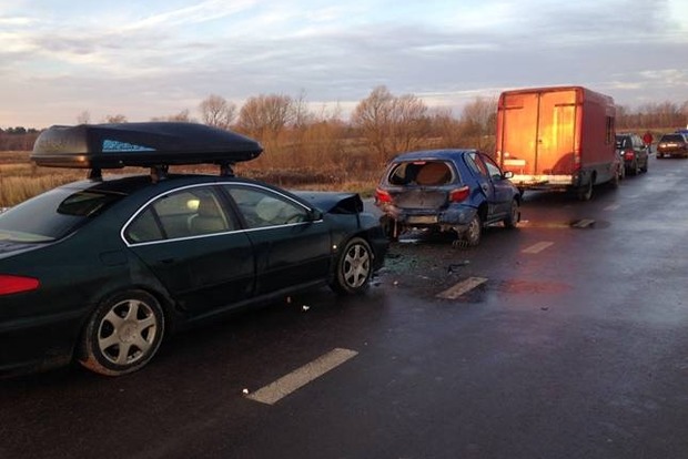 У Львівській області іноземець розбив п'ять авто