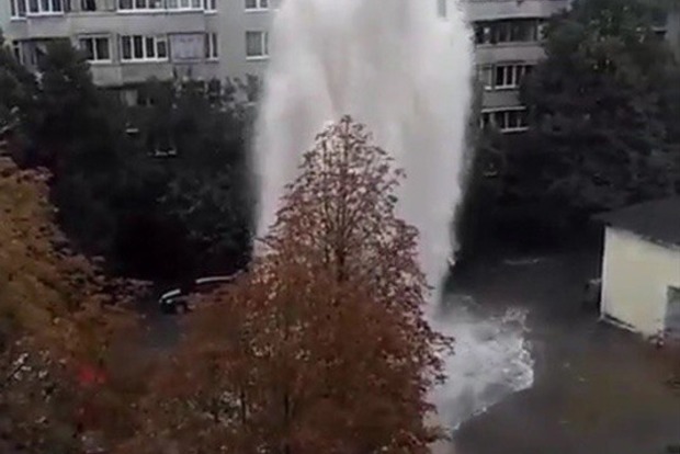 Фонтан до 6-го этажа. В Харькове произошел серьезный прорыв водопровода