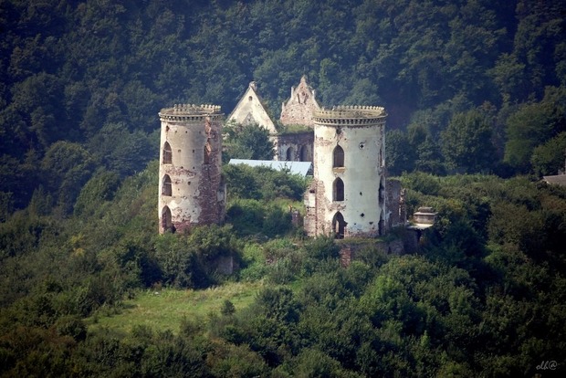 СМИ: Скандальный архиепископ продал Червоногородский замок за 382 тыс. грн