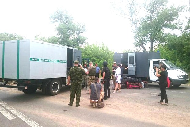 Боевики «ДНР» передали украинской стороне 23 заключенных (фото)