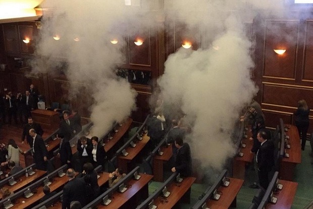 Чотирьом депутатам у Косові дали умовні терміни за сльозогінний газ у парламенті