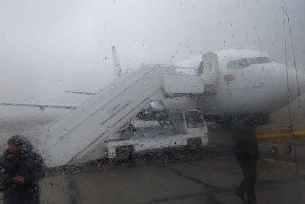 В Одесском аэропорту самолет выкатился за пределы полосы при посадке