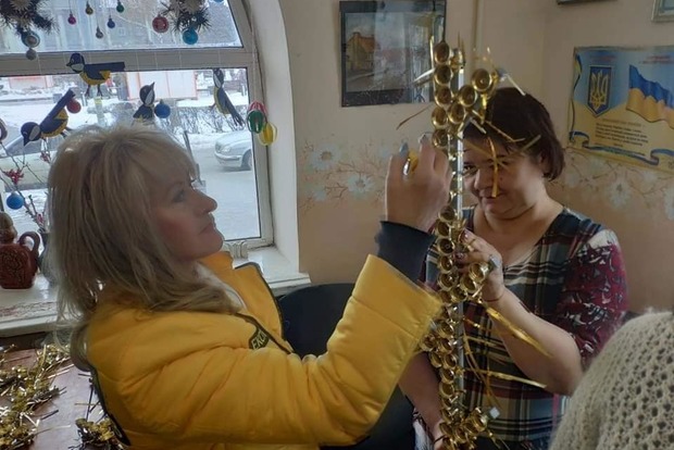 На Донбасі діти зробили унікальну ялинку з дзвіночків