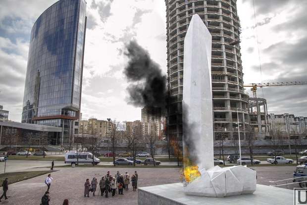 В России облили бензином и подожгли памятник Ельцину