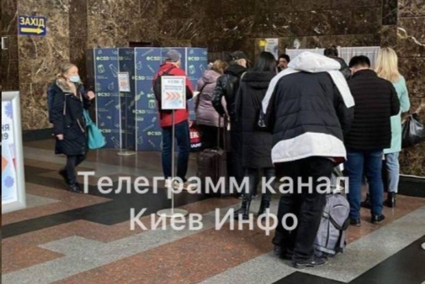 На вокзалі в Києві - черга, пасажирів не пропускають в поїзди та автобуси. З сьогоднішнього дня діють нові обмеження