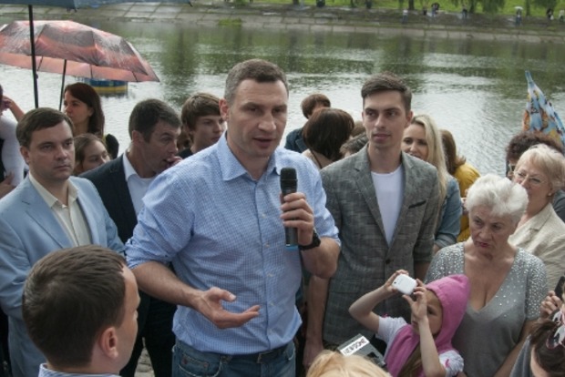 В Киеве открыли 30-метровый фонтан