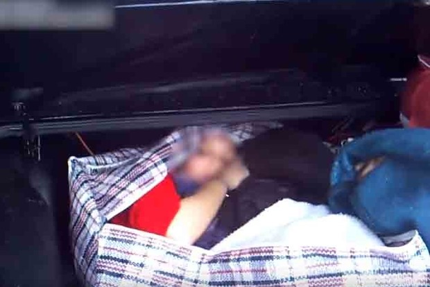 Мужчина пытался провезти в Украину в сумке 22-летнюю девушку