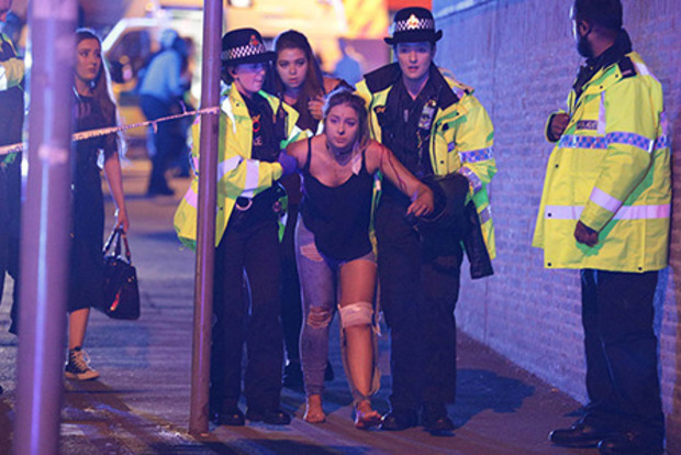 Пользователи соцсетей опубликовали фото подозреваемого в страшном теракте в Манчестере