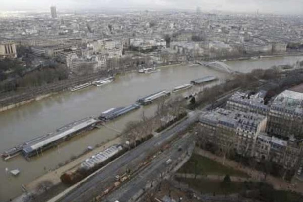 Париж «тоне». Рівень води в Сені наблизився до піку