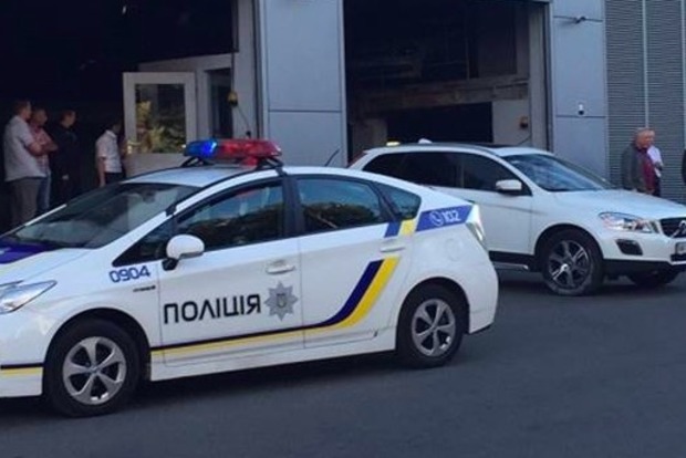 В Киеве бандиты на джипе отобрали у мужчины сумку с 350 тыс грн