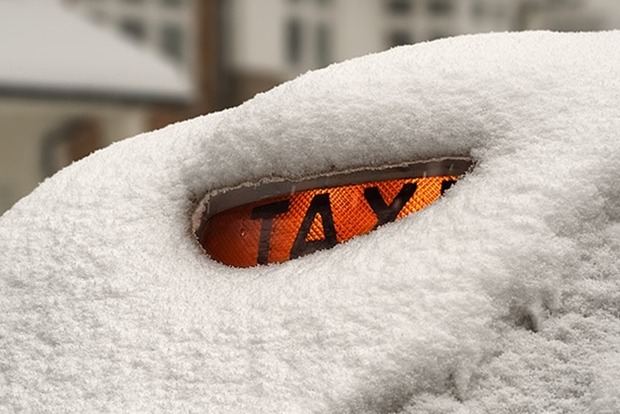 В Житомире таксисты подняли цены из-за нерасчищенных от снега дорог