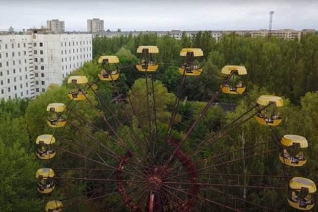 В Припяти туристы запустили легендарное колесо обозрения