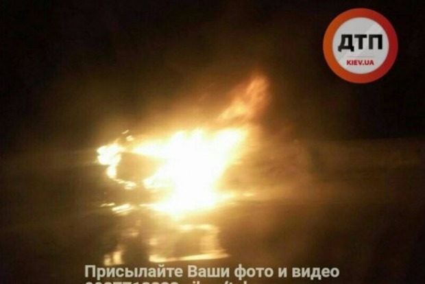 На Днепровской набережной в Киеве автомобиль врезался в столб и сгорел