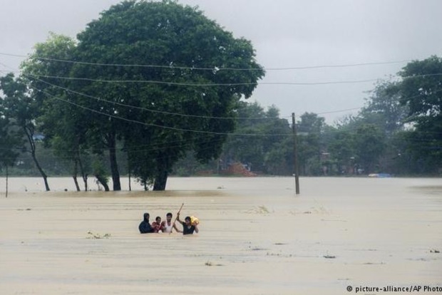 В Южной Азии наводнения и оползни убили 175 человек