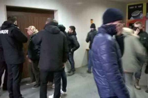 Активисты «Нацкорпуса» сорвали пленум комсомольцев в Киеве