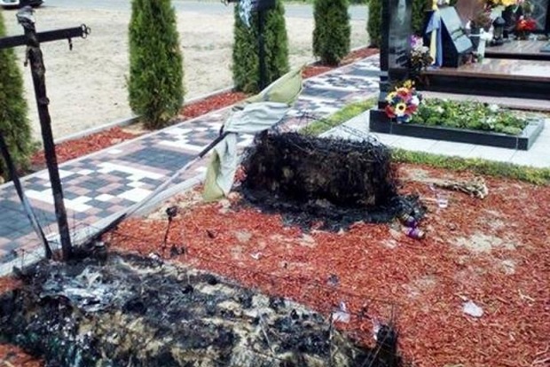 В Ирпене вандалы сожгли могилы участников АТО