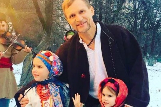 Певец Олег Скрипка показал поклонникам своих дочек