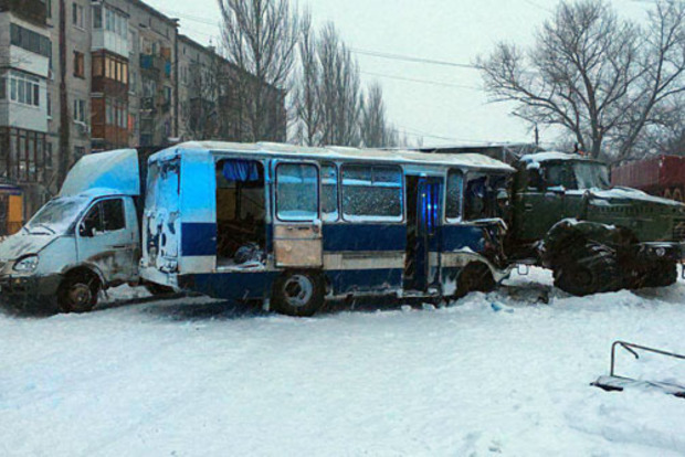 Військова вантажівка на Донеччині зіткнувся з автобусом шахтарів: 8 постраждалих