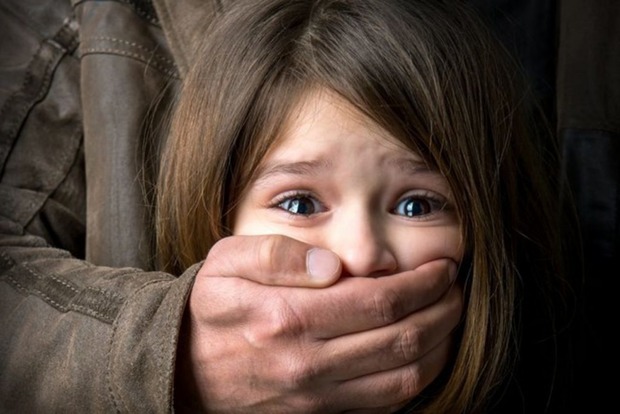 У Краматорську чоловік зґвалтував 8-річну дитину, заманивши її цукерками
