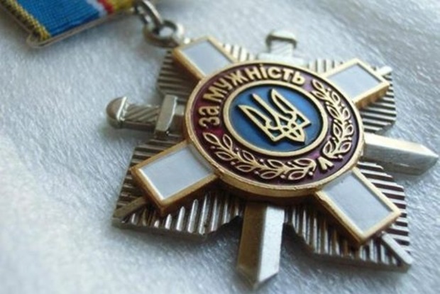 Сестра погибшего в сбитом Ил-76 десантника вернула Порошенко орден брата