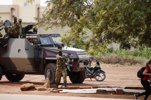 В Буркина-Фасо исламисты расстреляли 17 посетителей ресторана‍