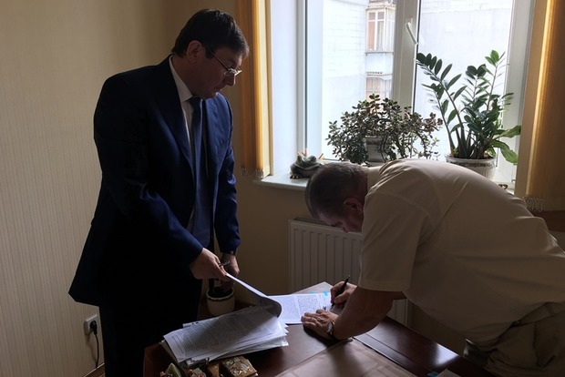 Луценко лично вручил подозрение судье Высшего хозяйственного суда