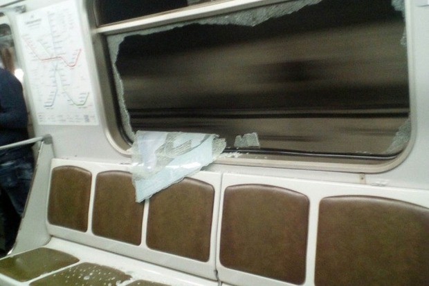 У київському метро їздив поїзд з розбитим вікном