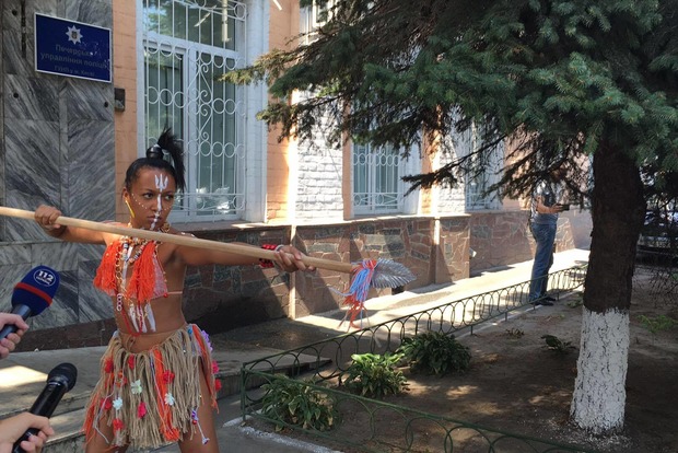 Активистка Femen, показавшая грудь Лукашенко, пришла на допрос с копьем и в одеянии аборигена
