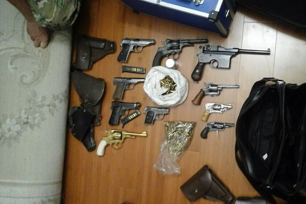 В доме у чиновника времен Януковича нашли крупный арсенал оружия с золотым револьвером (фото)