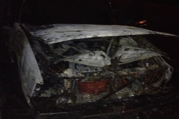 В Киеве на Набережном шоссе сгорела иномарка (фото)