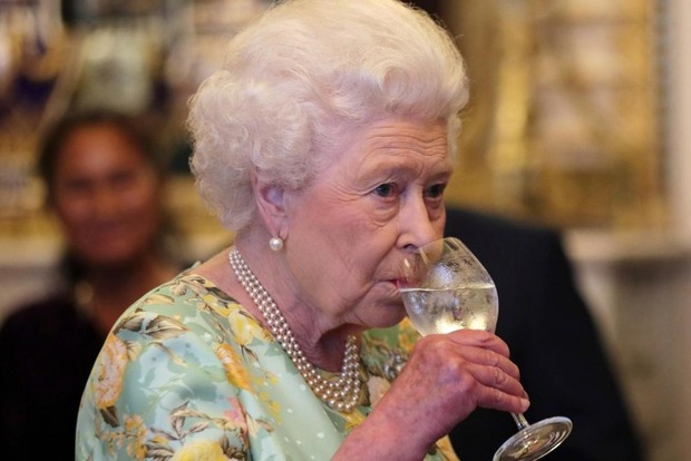 Королева Елизавета II выпивает в день по 4 алкогольных коктейля