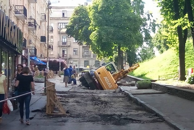 В Киеве экскаватор провалился под землю (фото)