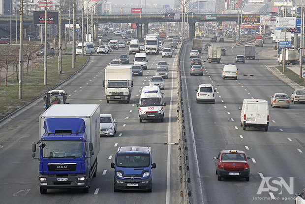 Вартість пального в Україні падає, але залишається удвічі більшою, ніж у Росії і Білорусі