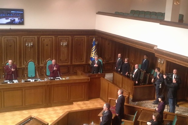 В присутствии Порошенко принесли присягу новые судьи Конституционного суда
