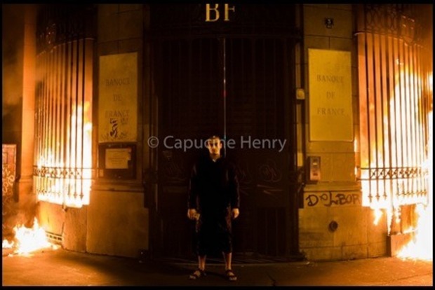 Епатажний російський художник підпалив банк у Парижі і закликав до революції