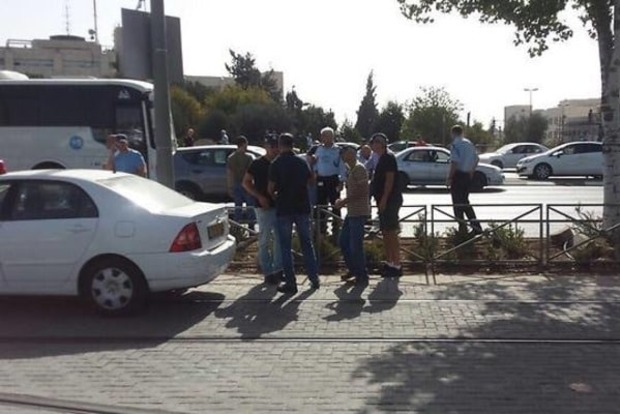 В Єрусалимі терорист розстріляв людей на зупинці: є жертви